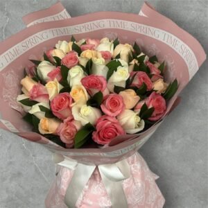 Buquê MAGNÍFIO 50 ROSAS CORES CLARAS.