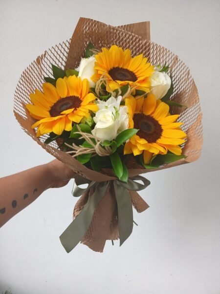 Buquê de Girassóis e Rosas Brancas