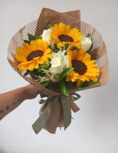 Buquê de Girassóis e Rosa Branca