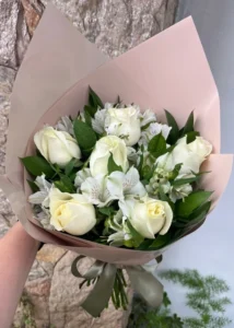Buquê de Seis Rosas Brancas