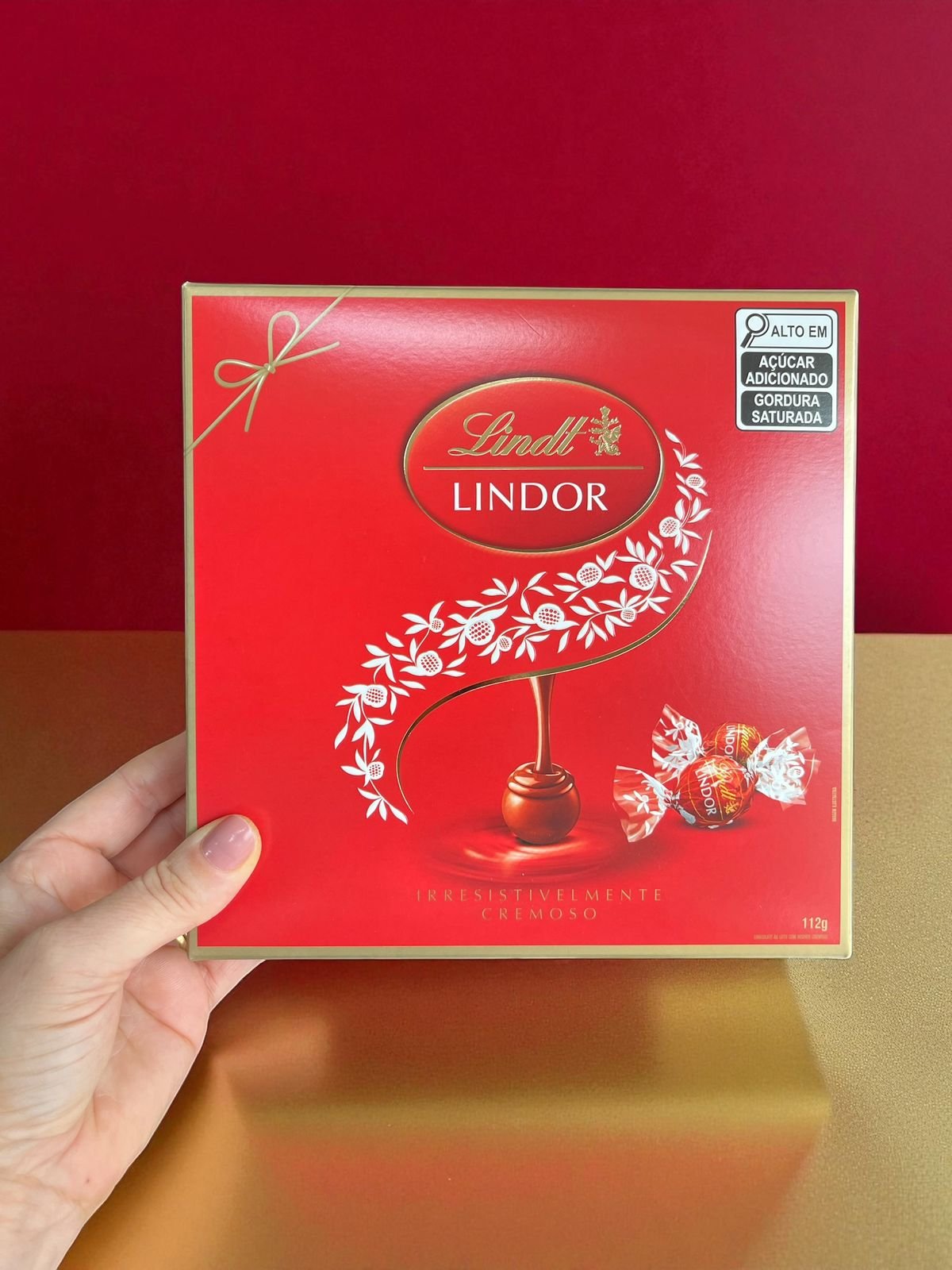 CHOCOLATE LINDT LINDOR CAIXA PRESENTE DE CHOCOLATE AO LEITE 100G