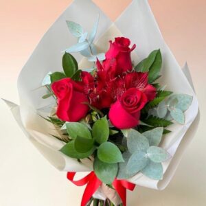 Três Rosas Vermelhas Decoradas