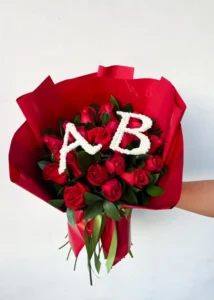 Buquê 30 Rosas + Duas Iniciais
