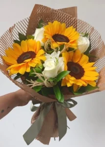 Buquê de Girassóis e Rosas Claras