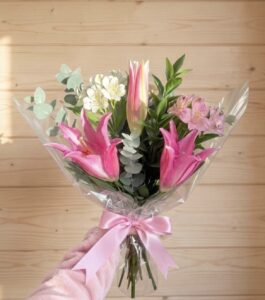 BUQUÊ LÍRIO ROSA PROMOÇÃO FLORES NOVAS!